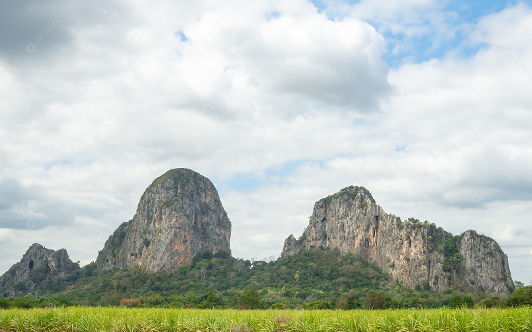 Altas montanhas rochosas com fundo do céu.