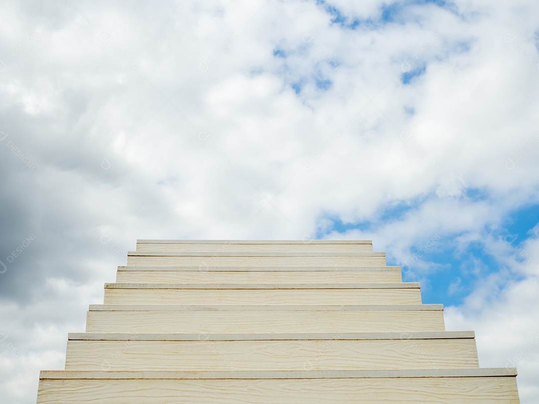 Escada branca do sucesso com um fundo do céu.