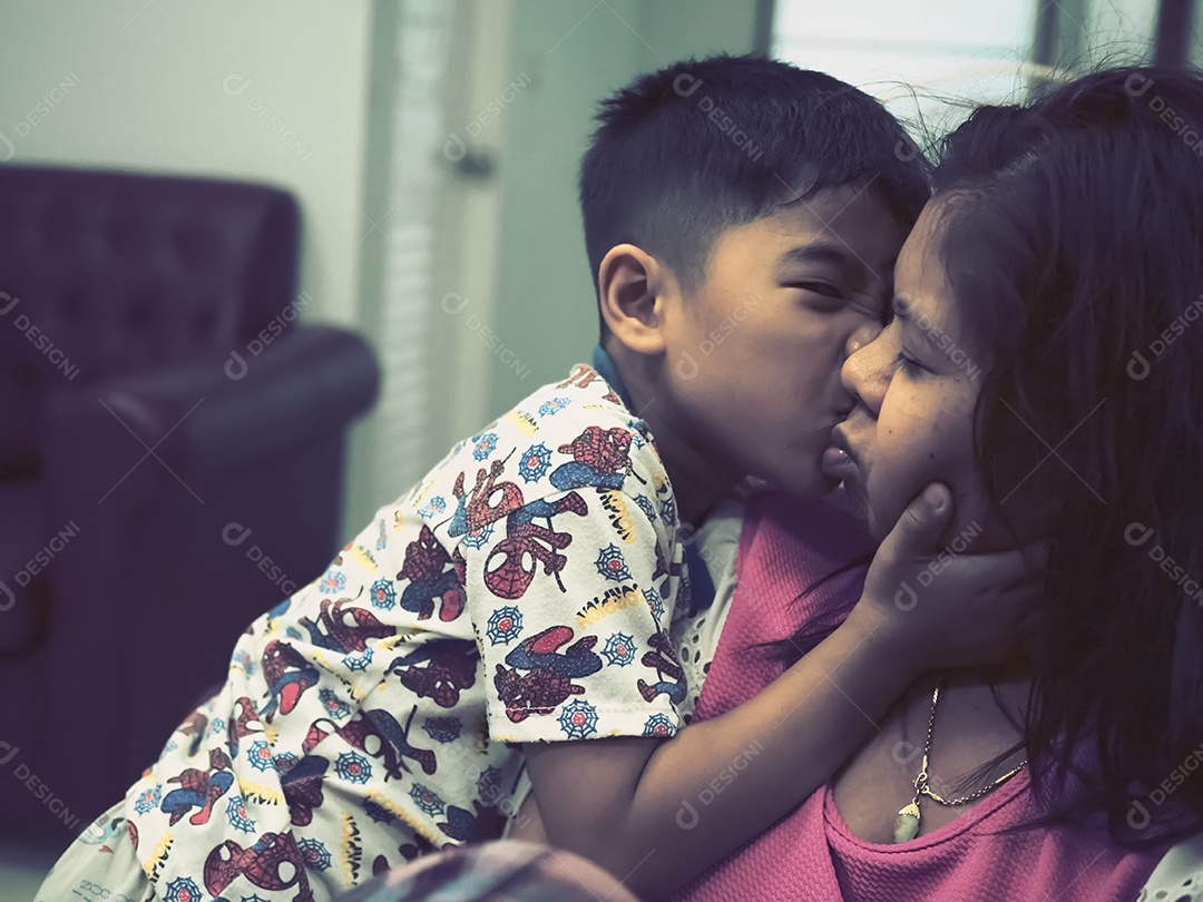 O filho sorriu na bochecha da mãe. Demonstre amor na família.