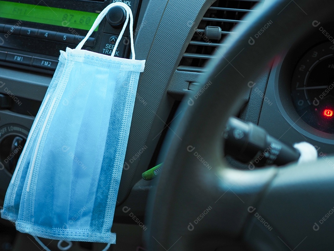 Carro moderno com mascaras para prevenção do covid-19.