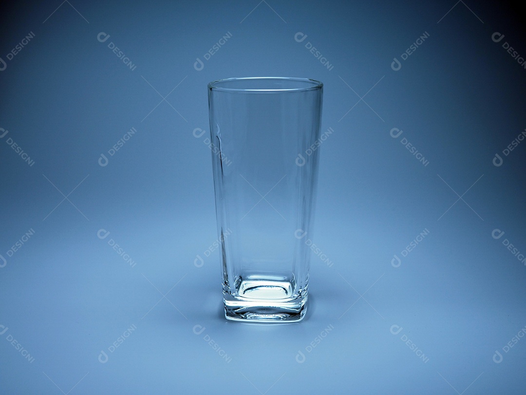 Vidro vazio sobre um fundo azul.