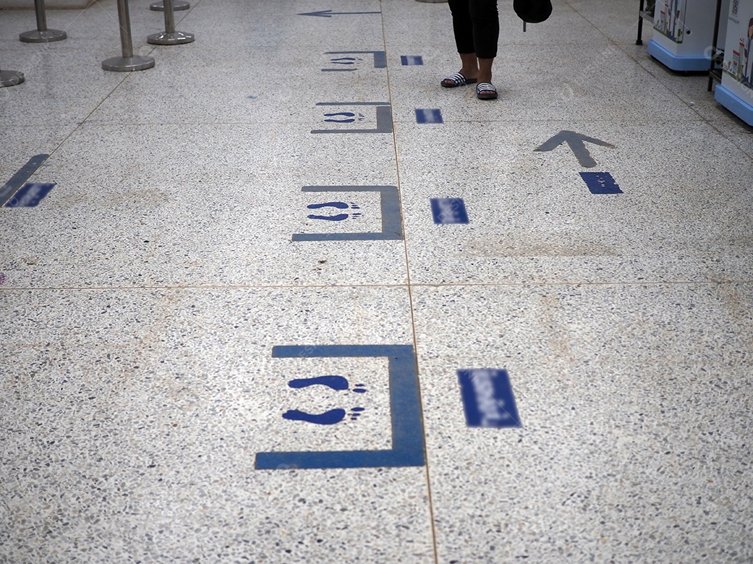 Ponto de espera causa distanciamento social entre indivíduos.