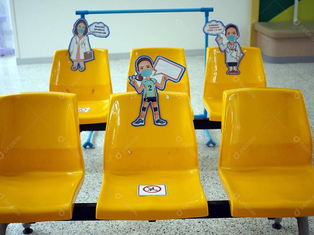 Uma cadeira com símbolo de distanciamento social no hospital.