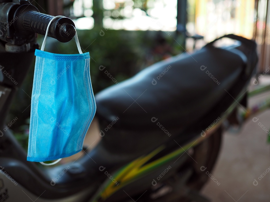 A máscara está pendurada na moto para estar sempre pronta.
