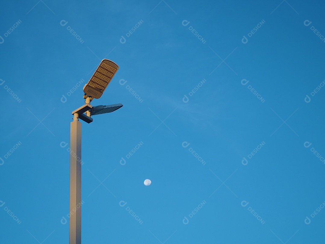 A torre do holofote ao fundo é um céu azul.