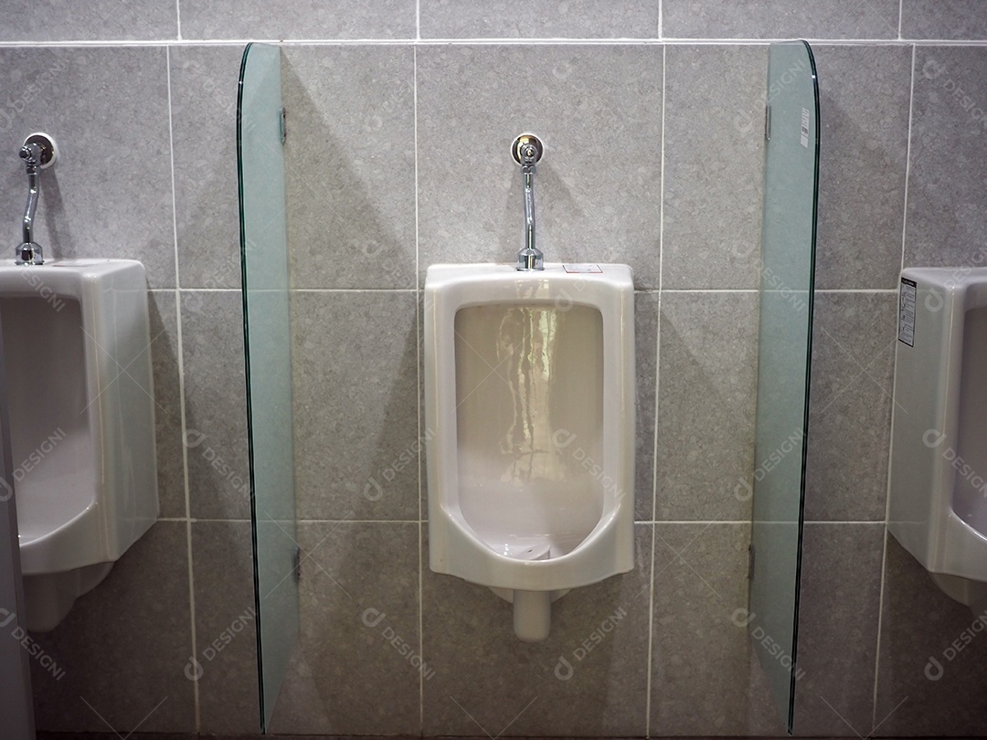 Urinol em banheiros públicos.