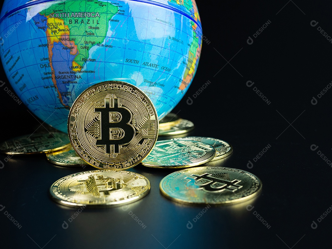 Moedas Bitcoin colocadas à frente de um mundo modelo em um fundo preto.