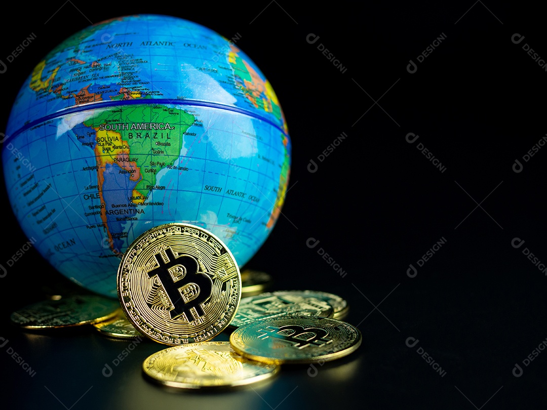 Moedas Bitcoin colocadas à frente de um mundo modelo em um fundo preto.