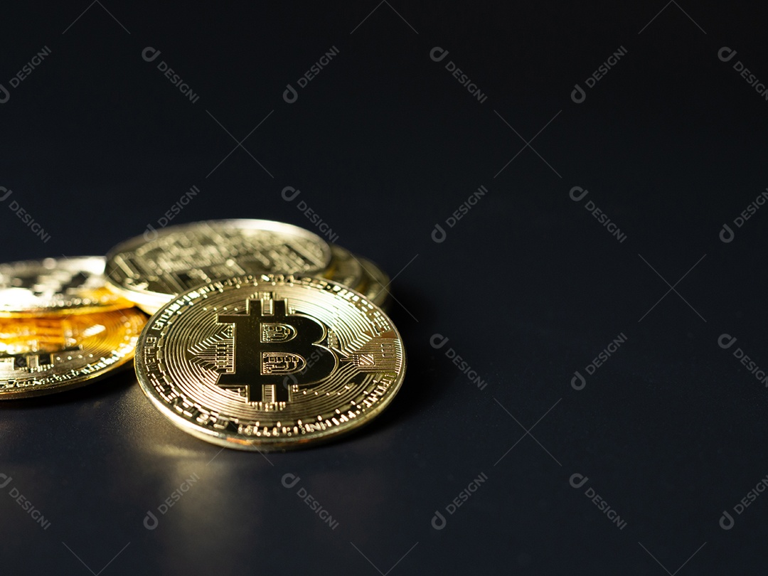 Bitcoin moedas como criptomoedas colocado em um fundo preto.