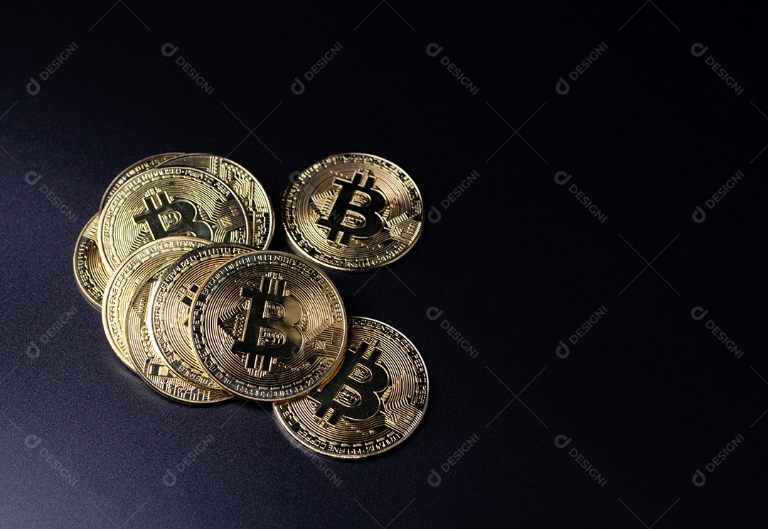 Bitcoin moedas como criptomoeda colocado em um fundo preto.