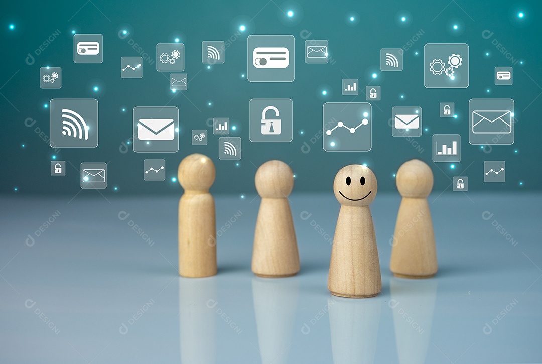 Figura de boneca de madeira com símbolos de comunicação e tecnologia.