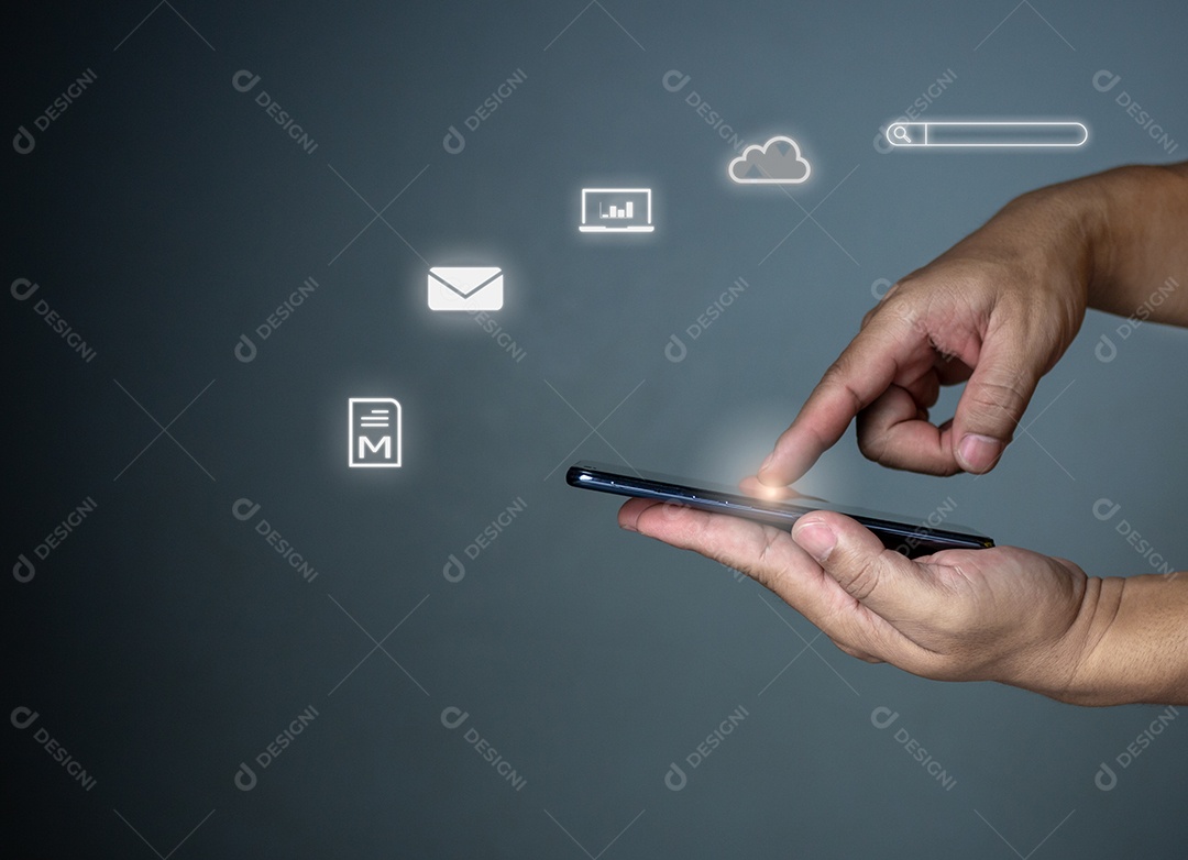 O telefone é colocado na tampa da mão da pessoa. Comunicação.