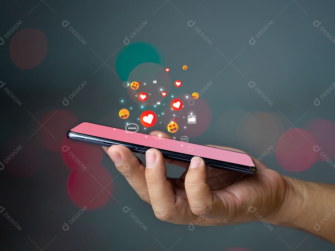 Conceitos de mídia social e tecnologia, a mão de um homem está segurando um telefone e há um ícone de mídia social.