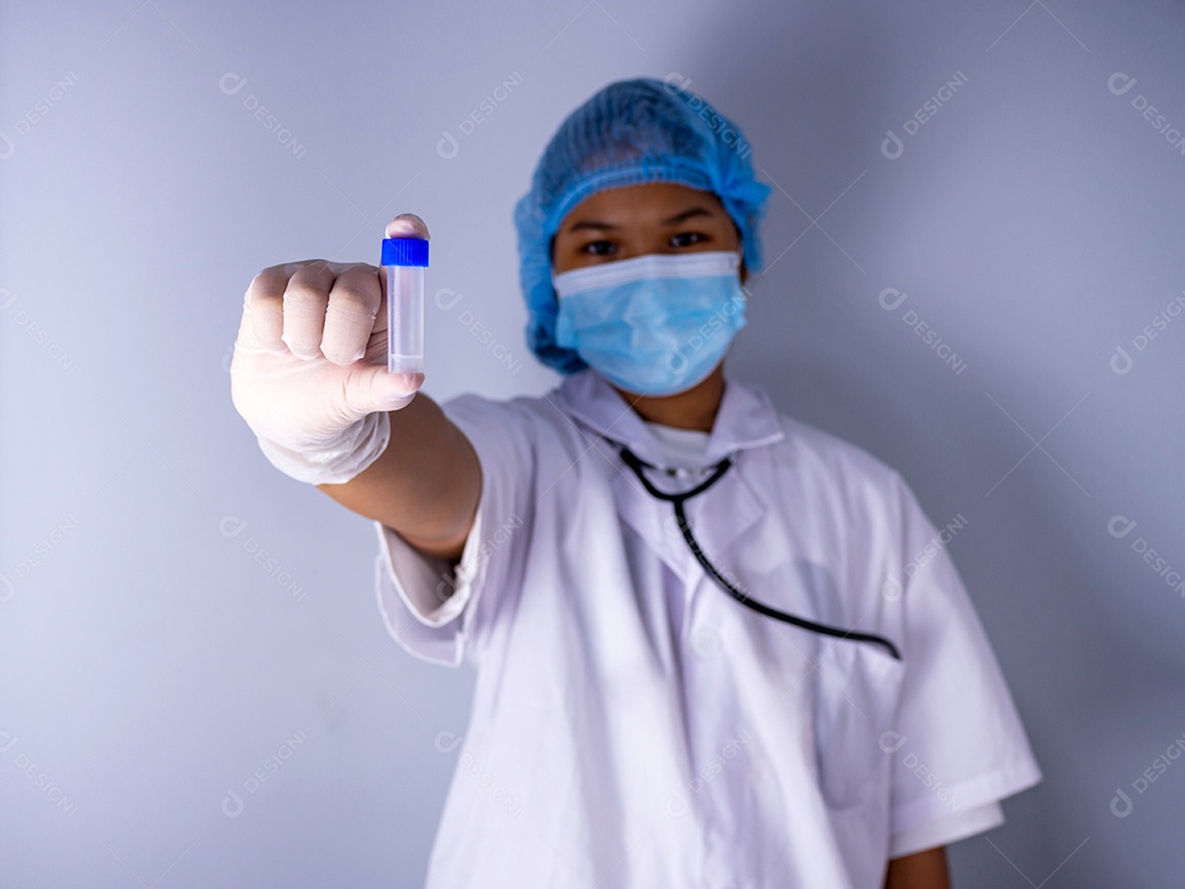 Retrato de estúdio de uma médica usando uma máscara e um chapéu. na mão do frasco de vacina e esticou os braços na frente em pé sobre um fundo branco. fundo de tiro de estúdio, conceito COVID-19