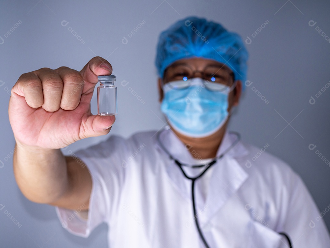 Retrato de um médico usando uma máscara e uma touca.