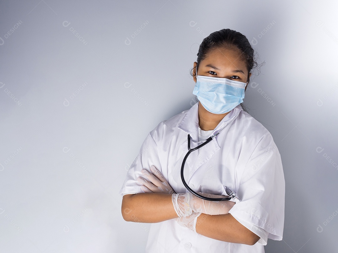 Retrato de estúdio de uma médica usando uma máscara em pé.