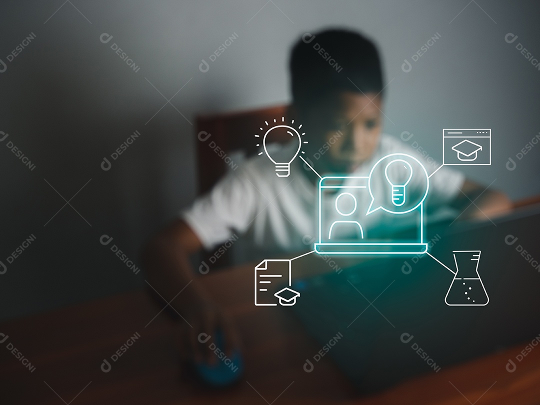 Fotos borradas de menino sentado olhando para o laptop e sua mão.