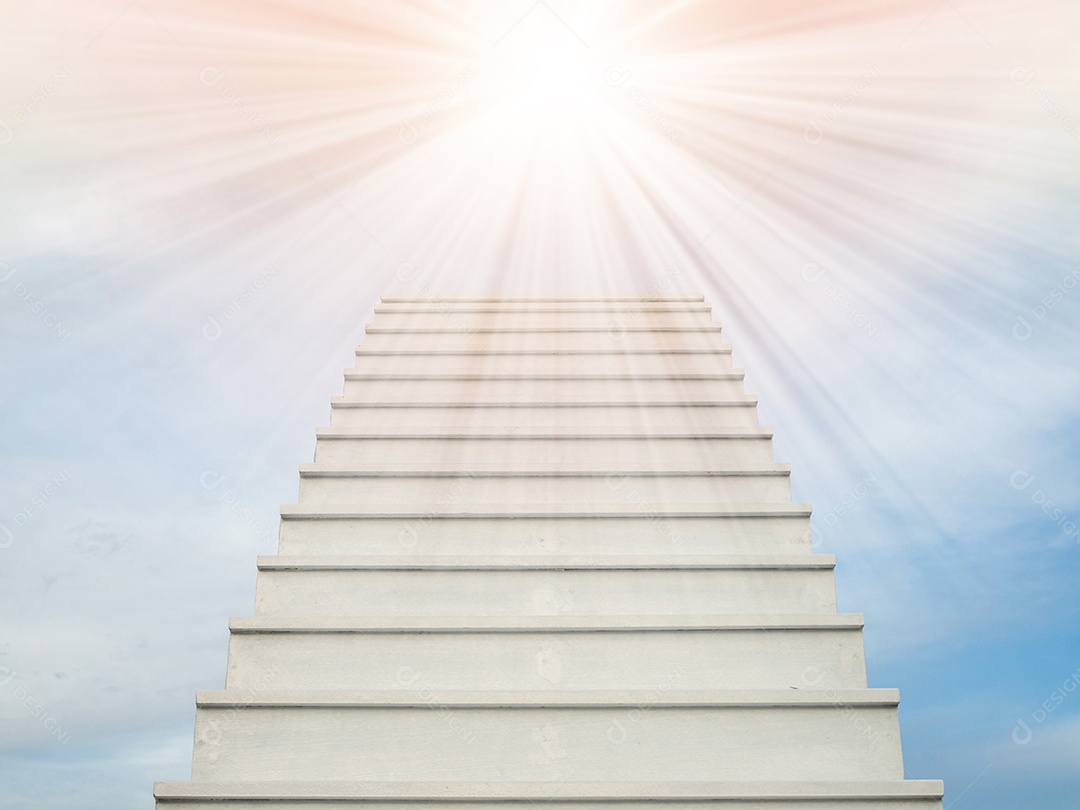 Uma escadaria branca estende-se no horizonte. Isso significa ter sucesso ou ir para o céu.