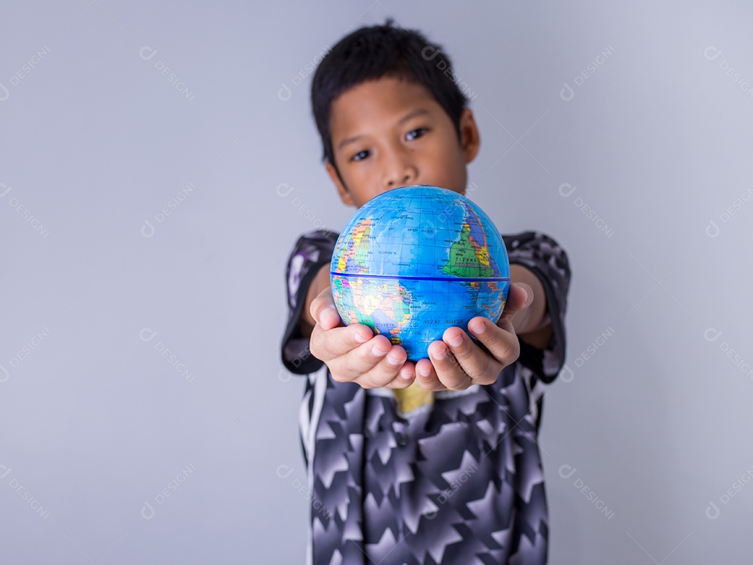 Menino segurando um globo se destaca na frente.