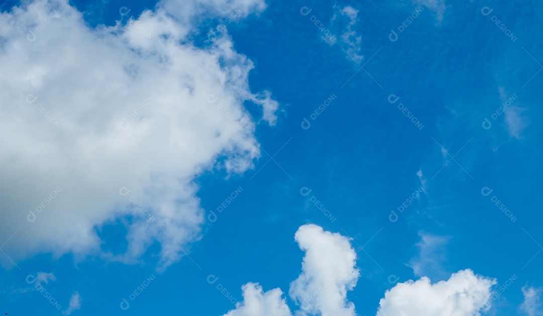 Céu azul e nuvens brancas em um dia claro.