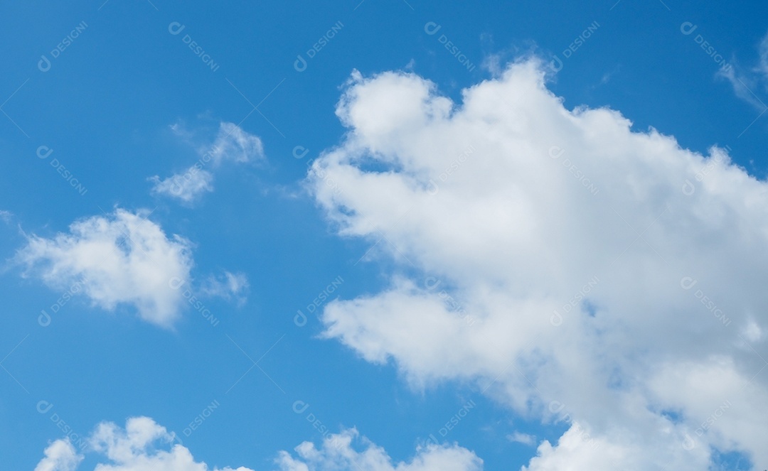 Céu azul e nuvens brancas em um dia claro.