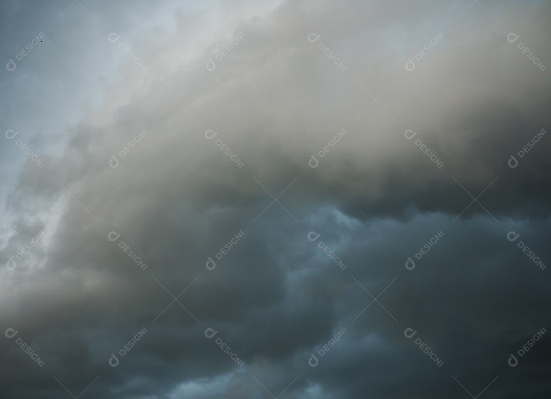 Céu cinza e nuvens negras em um dia chuvoso durante a estação chuvosa.
