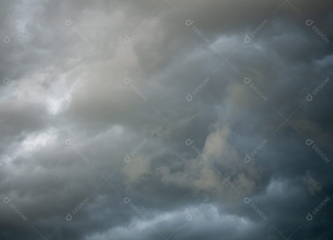 Céu cinza e nuvens negras em um dia chuvoso durante a estação chuvosa.