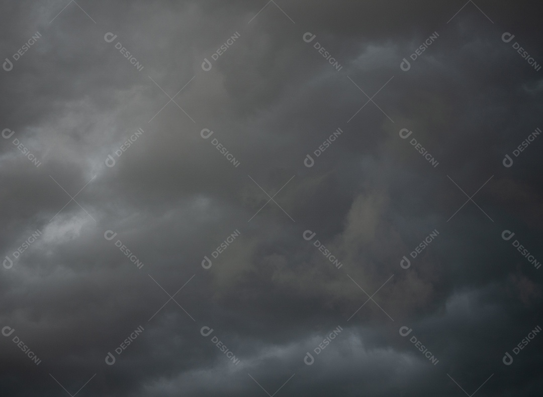 Céu cinza e nuvens negras em um dia chuvoso durante a estação chuvosa.