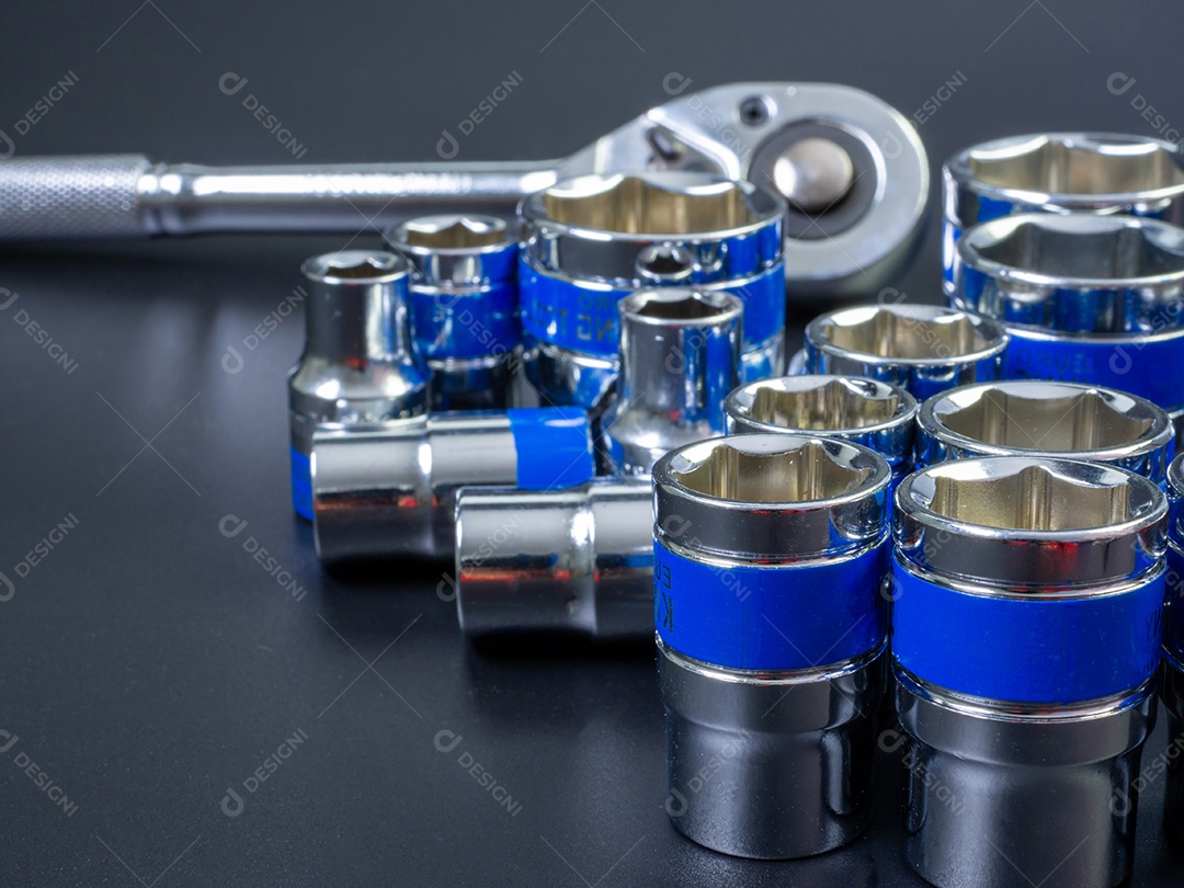 Conjunto de chave de bloco e chave de catraca em um fundo preto.