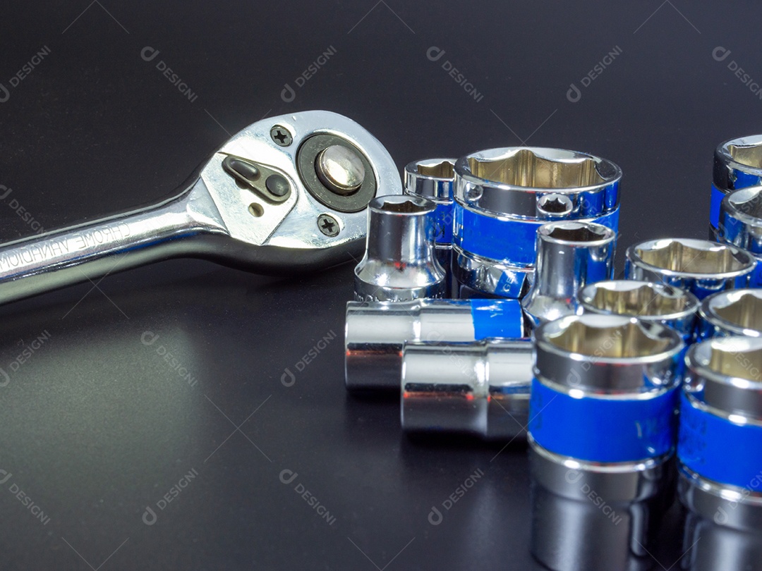 Conjunto de chave de bloco e chave de catraca em um fundo preto.