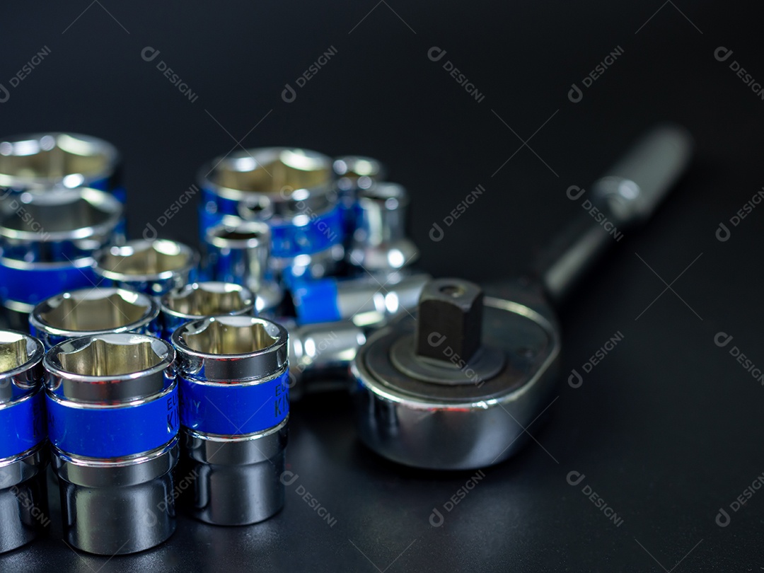 Conjunto de chave de bloco e chave de catraca em um fundo preto.