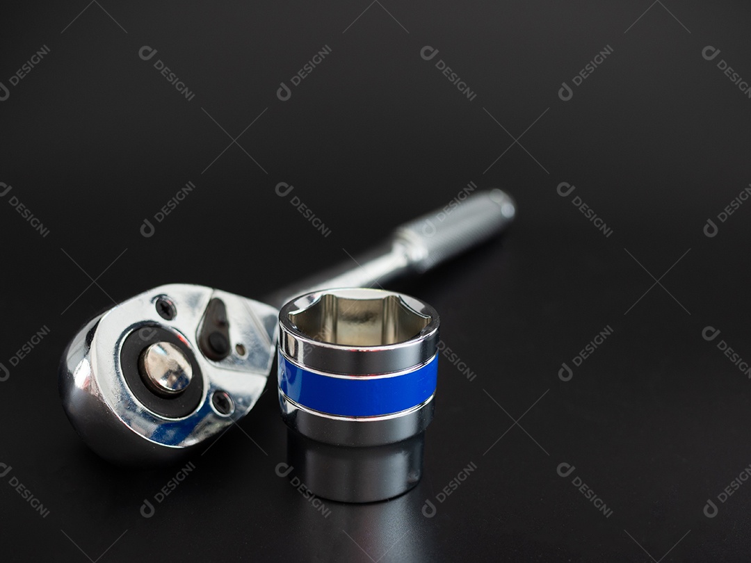 Conjunto de chave de bloco e chave de catraca em um fundo preto.