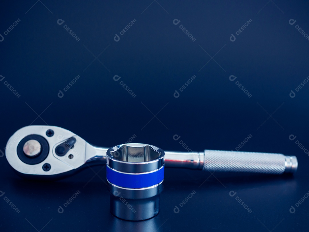 Conjunto de chave de bloco e chave de catraca em um fundo preto.