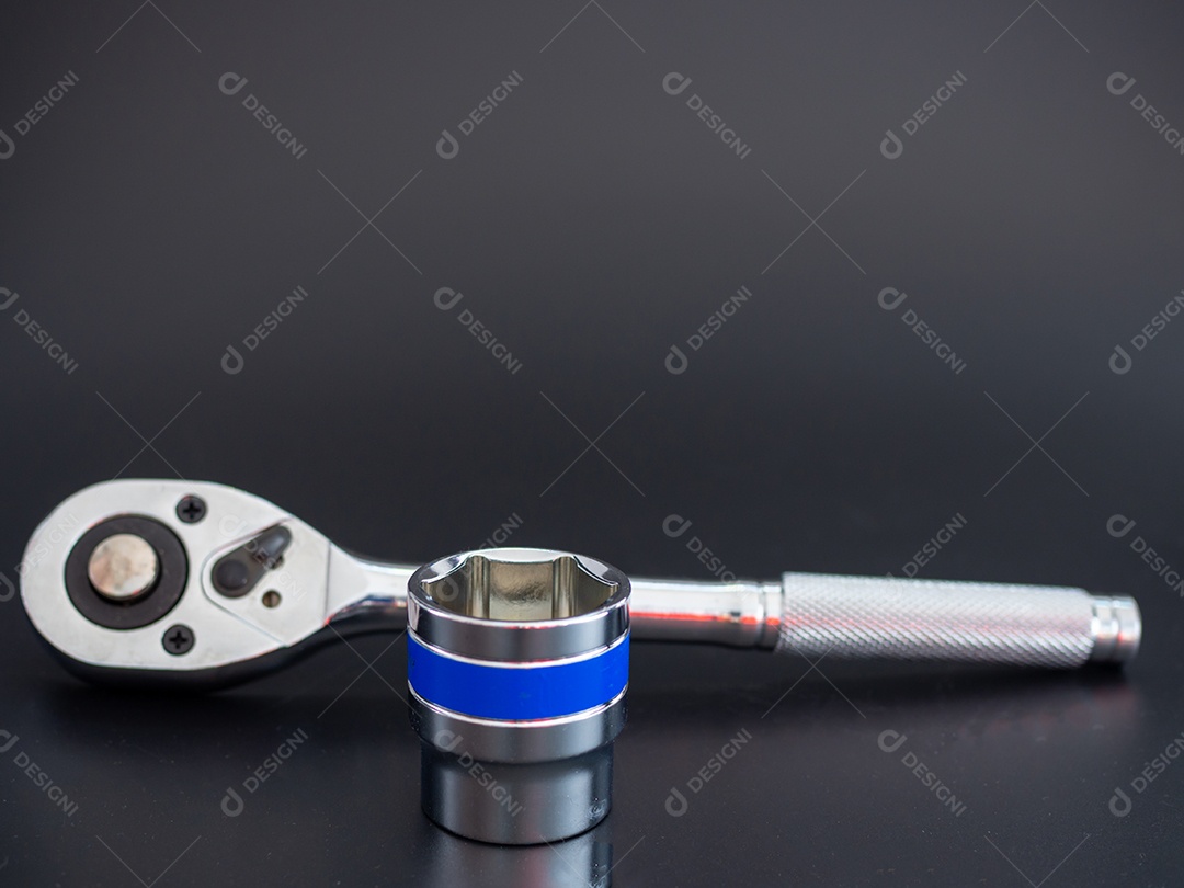 Conjunto de chave de bloco e chave de catraca em um fundo preto.