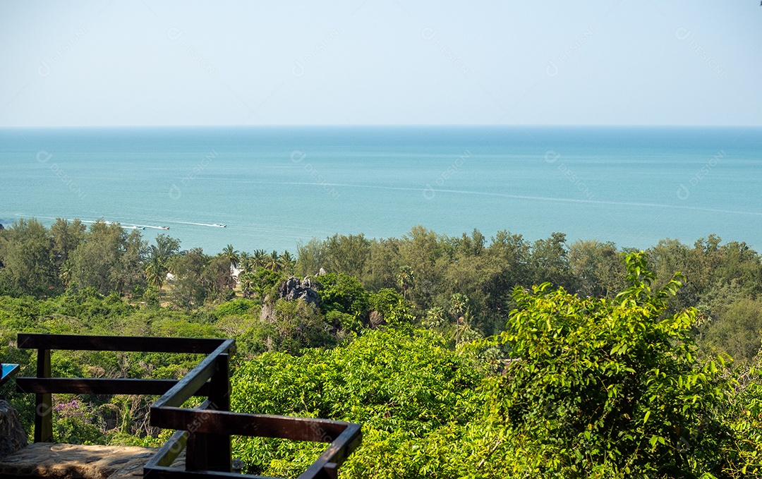 Vista superior da montanha olhando para o mar.