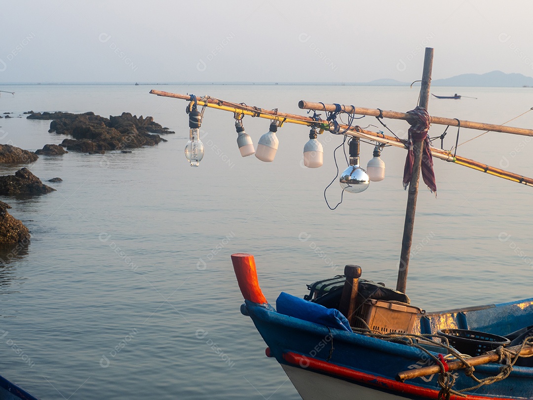 Um barco de pesca parado na costa.