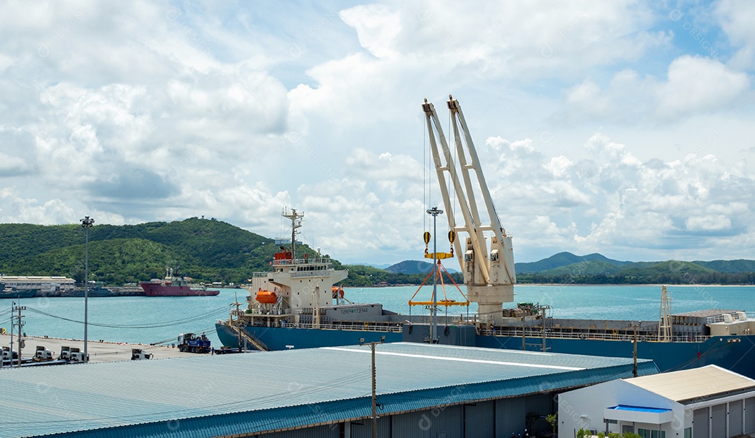 O guindaste do porto industrial levanta a caixa de contêineres de exportação de carregamento a bordo no porto da Tailândia.