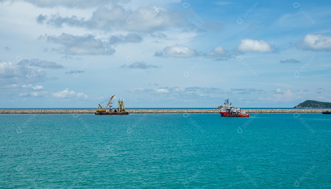 Barcos de transporte ancorados na costa do Golfo da Tailândia.