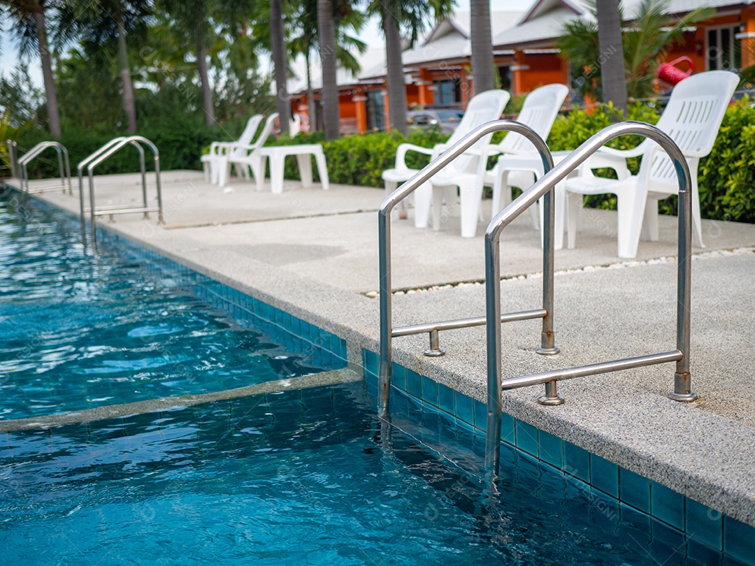 Escadas de aço inoxidável para a piscina. Corrimãos para cima e para baixo na piscina.