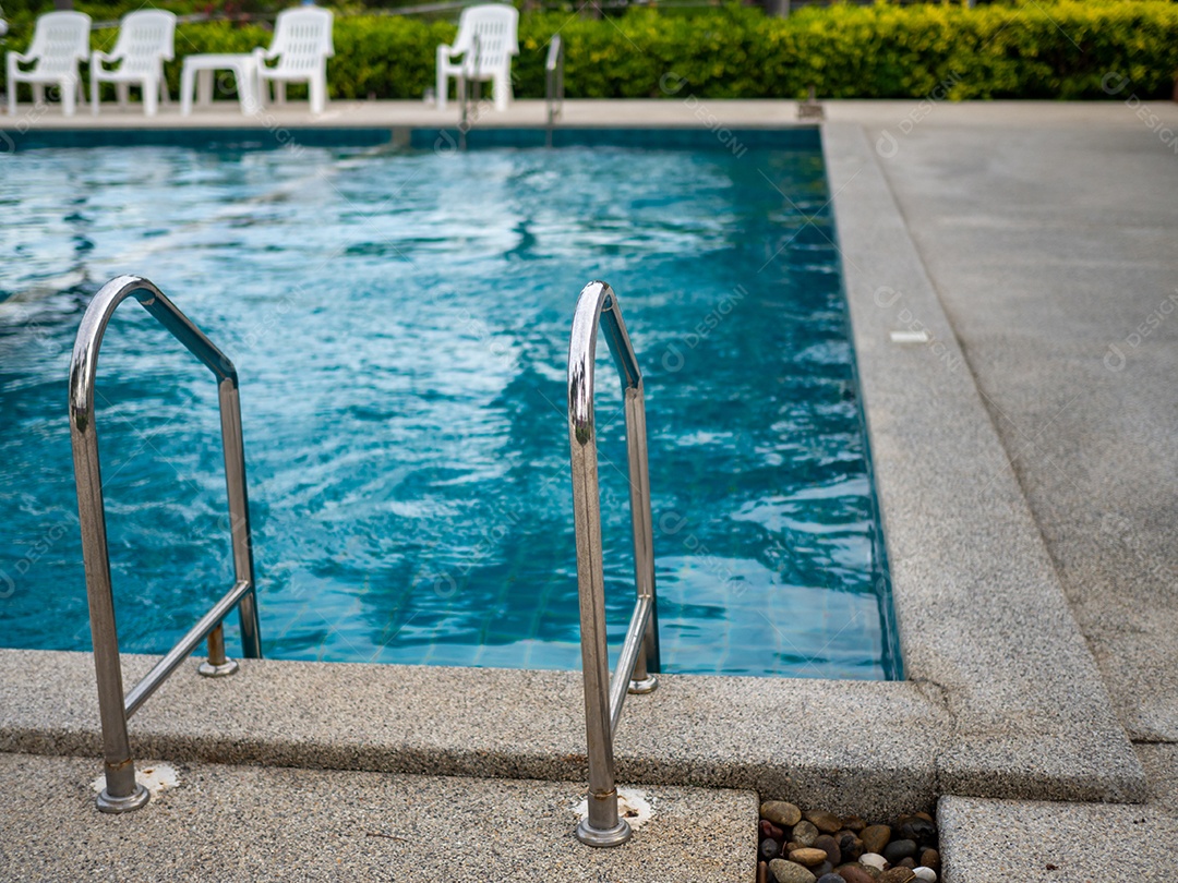 Escadas de aço inoxidável para a piscina. Corrimãos para cima e para baixo na piscina.