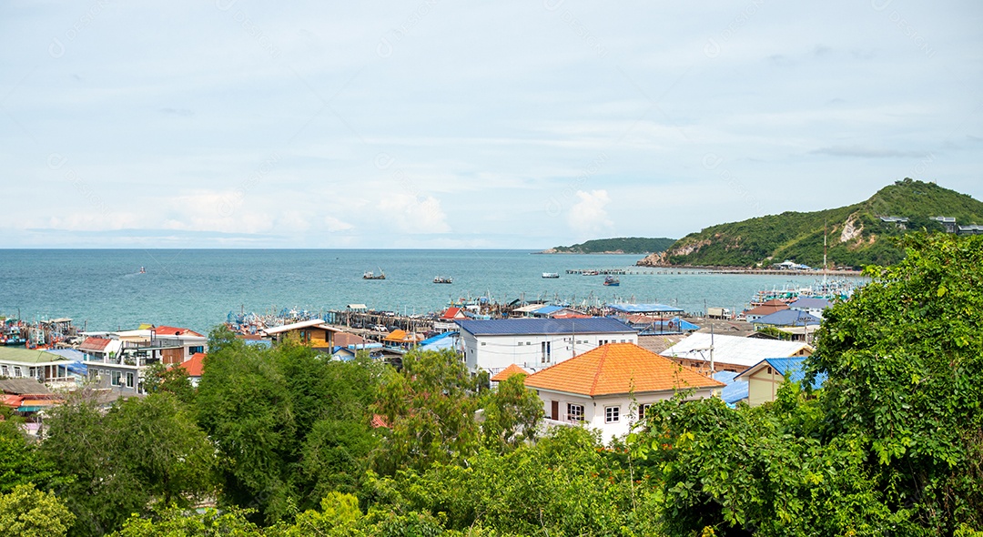 Vista de alto ângulo do mar existem comunidades abaixo também.