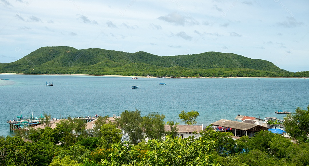 Vista de alto ângulo do mar existem comunidades abaixo também.