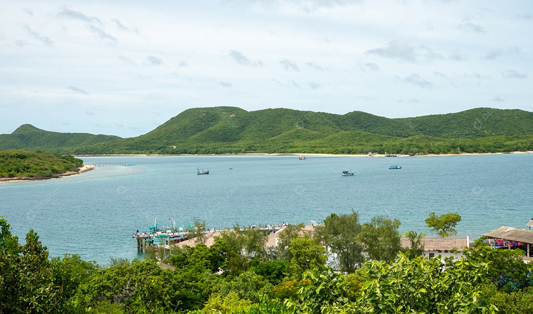 Vista de alto ângulo do mar existem comunidades abaixo também.