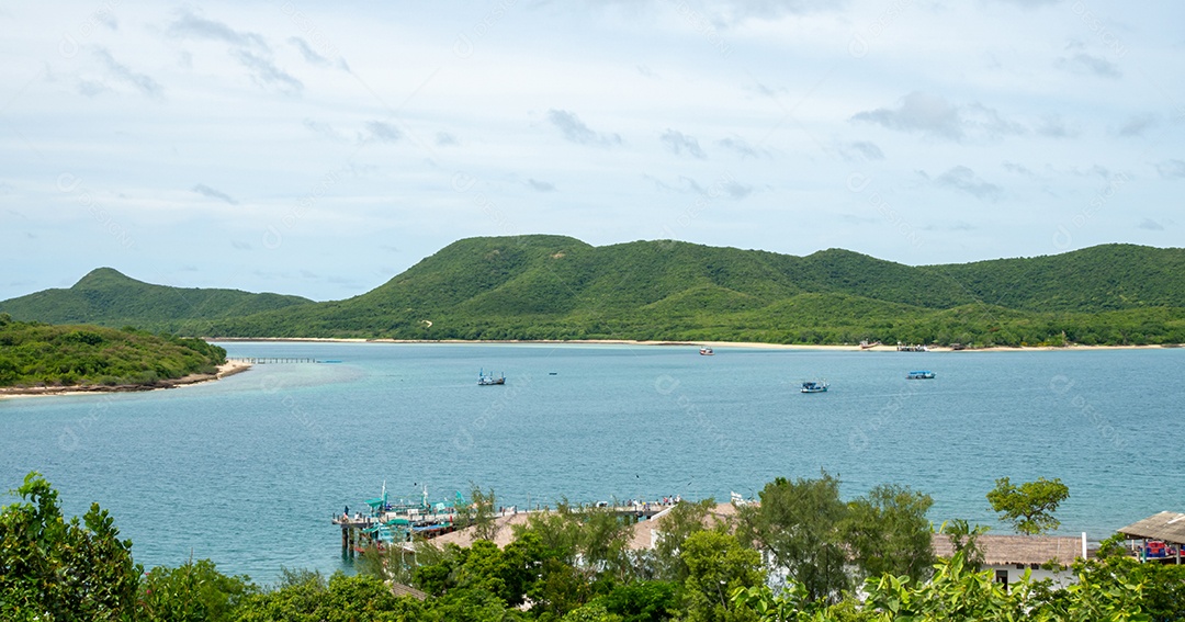 Vista de alto ângulo do mar existem comunidades abaixo também.