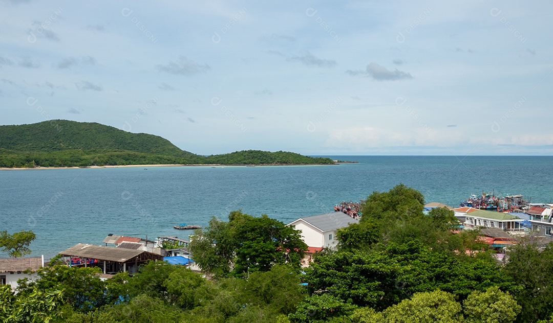 Vista de alto ângulo do mar existem comunidades abaixo também.