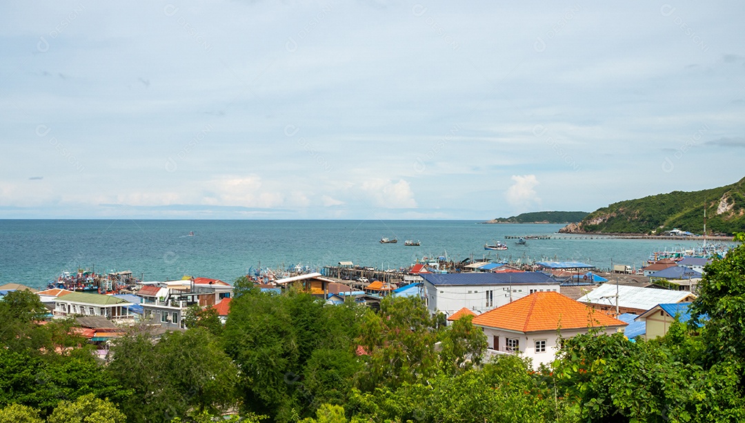 Vista de alto ângulo do mar existem comunidades abaixo também.