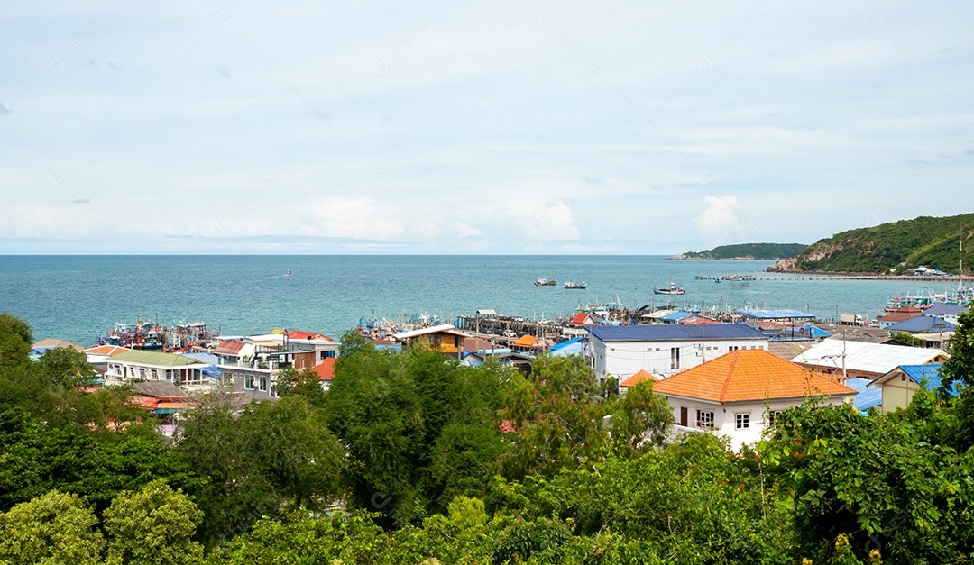 Vista de alto ângulo do mar existem comunidades abaixo também.