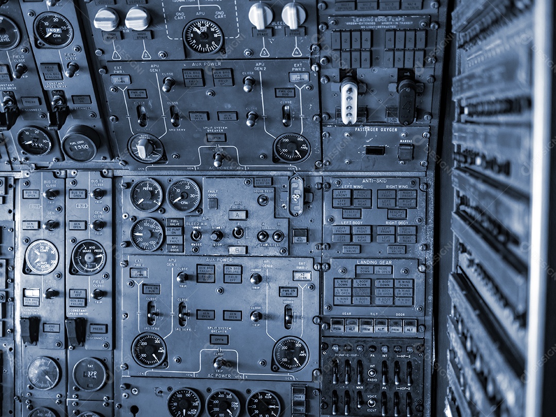 Painel do interruptor de controle de vôo da aeronave dentro do cockpit.