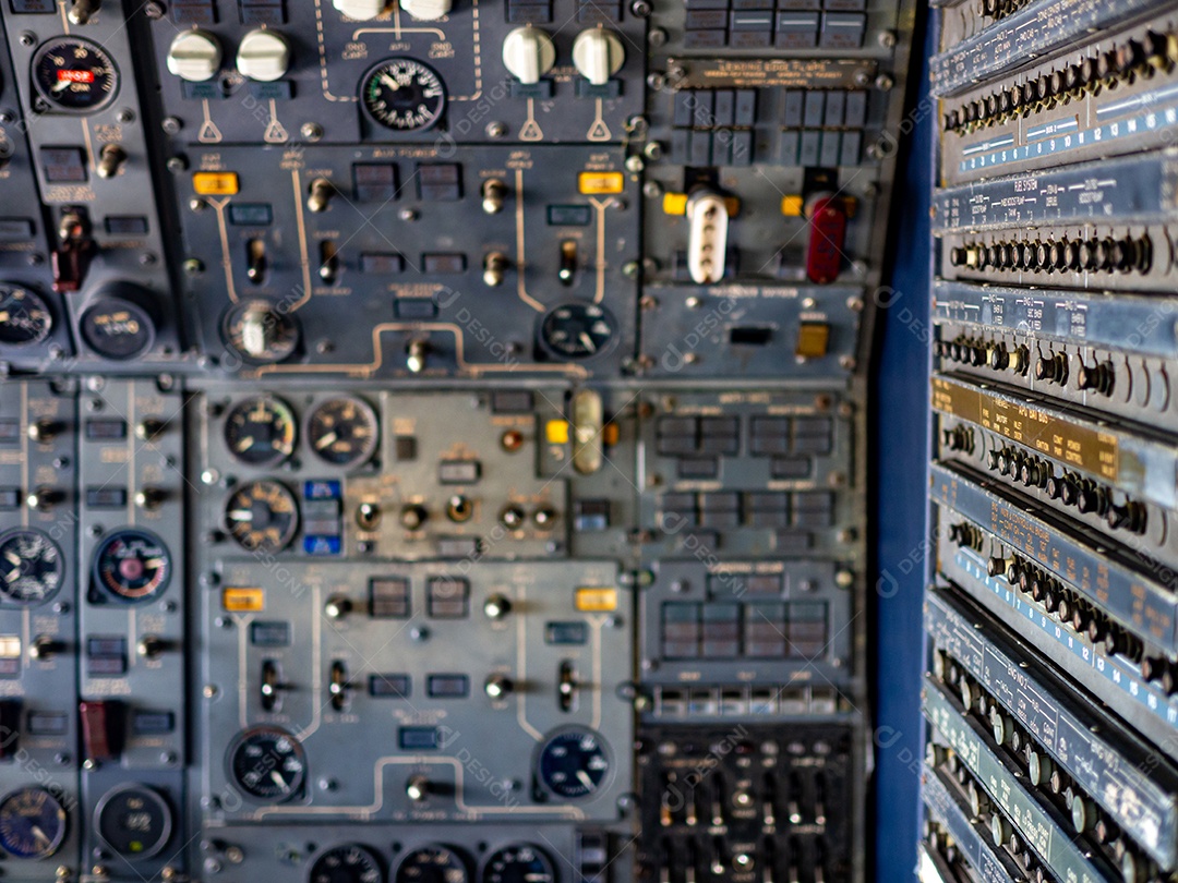 Painel do interruptor de controle de vôo da aeronave dentro do cockpit.