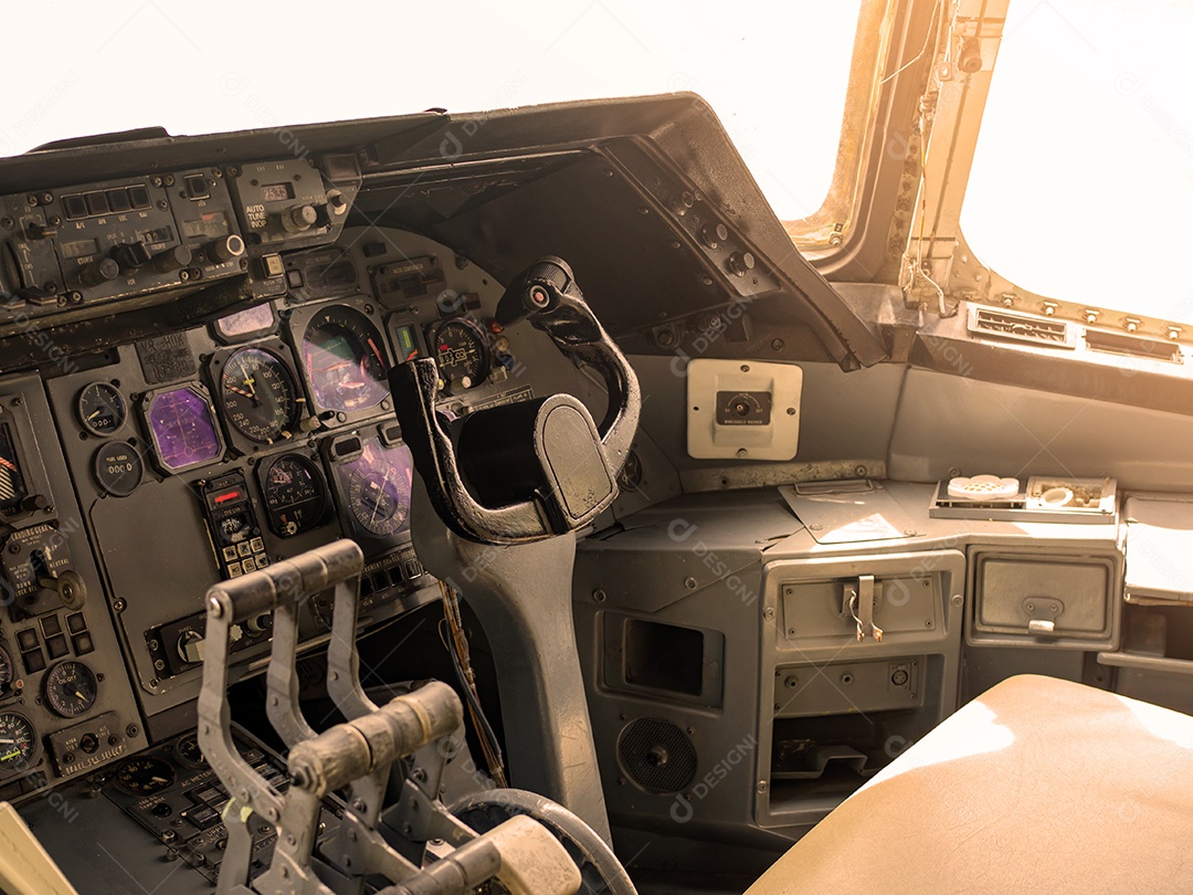 Painel do interruptor de controle de vôo da aeronave dentro do cockpit.